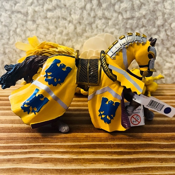 Beautiful RETIRED w/ALL TAGS Knight & Horse - Picture 7 of 10